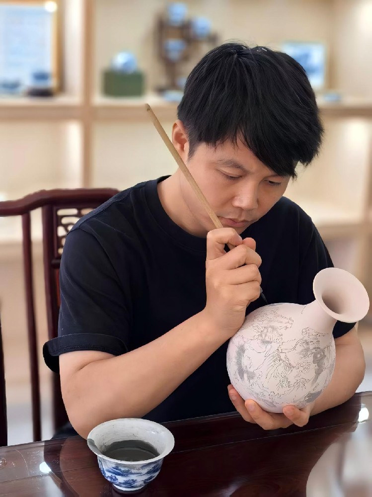 查啟濤（國(guó)瓷紅葉畫院高級(jí)畫師）