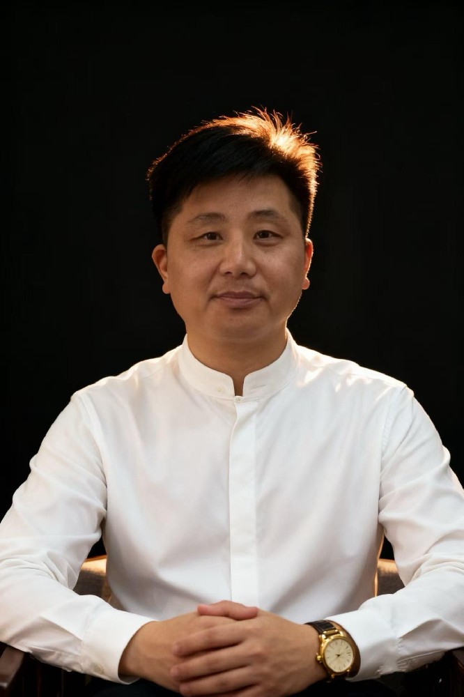 王鎮(zhèn)平（國(guó)瓷紅葉畫院研究員）