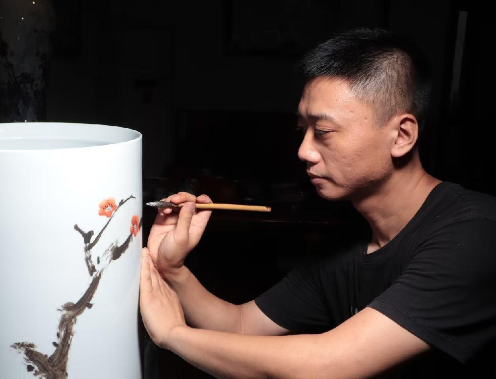 余效龍（國瓷紅葉畫院高級畫師）