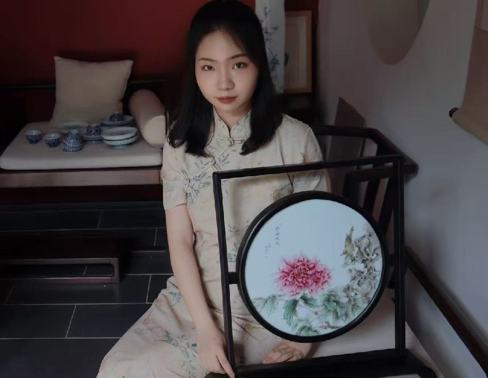 余卿晨（國瓷紅葉畫院高級(jí)畫師）